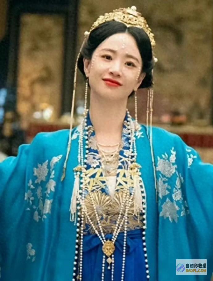 肚子凸出引热议！ 露背礼服险走光 32岁李梦近照！下垂真空上阵 (肚子凸出引热怎么回事)