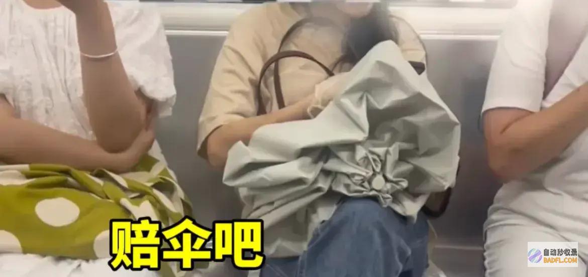 闹大了杭州地铁大骂盲人的奇葩女乘客底裤快要被
