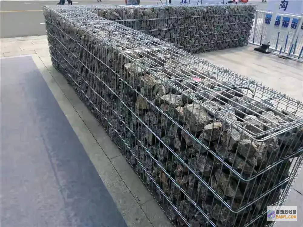 那就把石头放在钢筋笼外面假设有堤坝溃了有人提