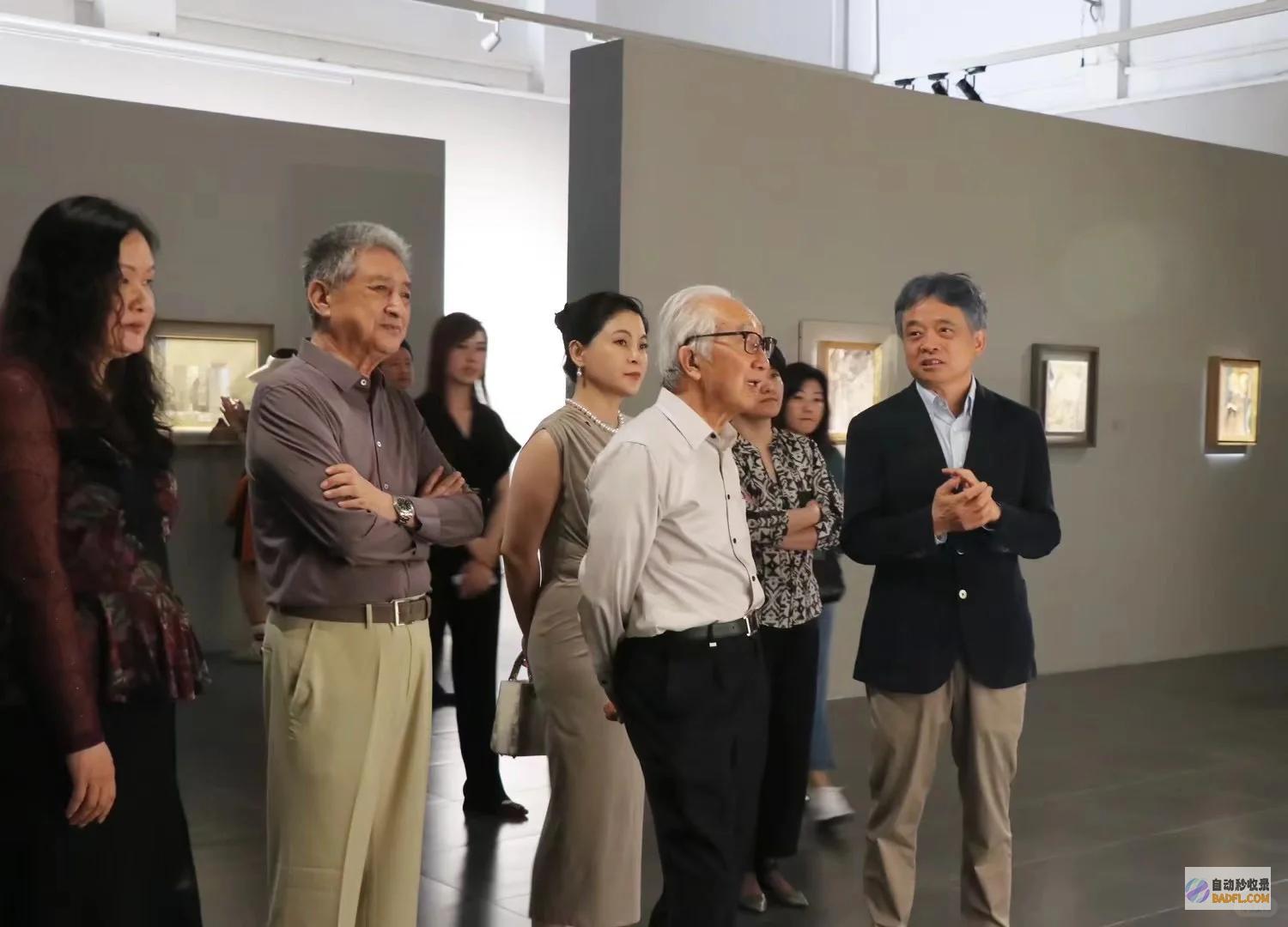 89岁原央美院长携小54岁娇妻看展精气神好