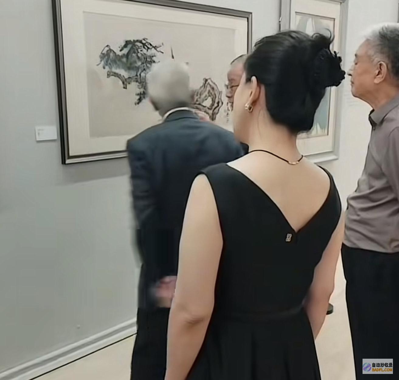 89岁原央美院长携小54岁娇妻看展精气神好
