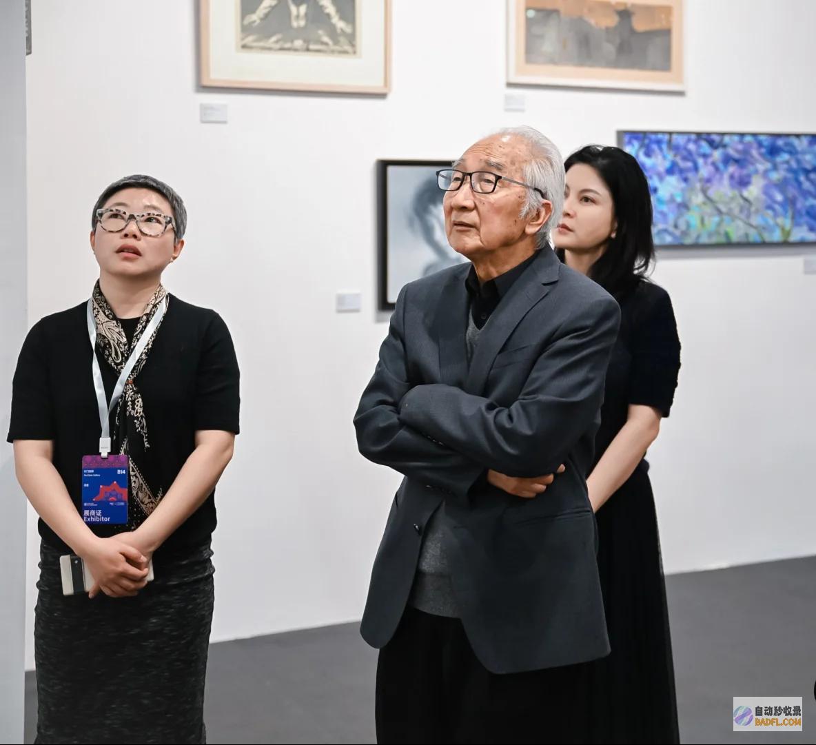 89岁原央美院长携小54岁娇妻看展精气神好