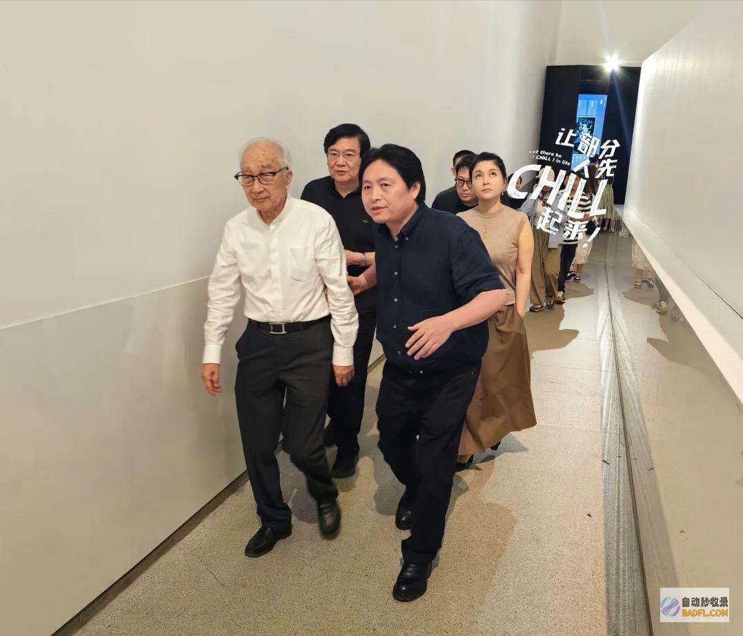 89岁原央美院长携小54岁娇妻看展精气神好