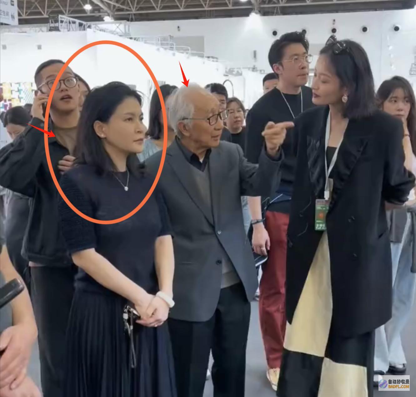 89岁原央美院长携小54岁娇妻看展精气神好