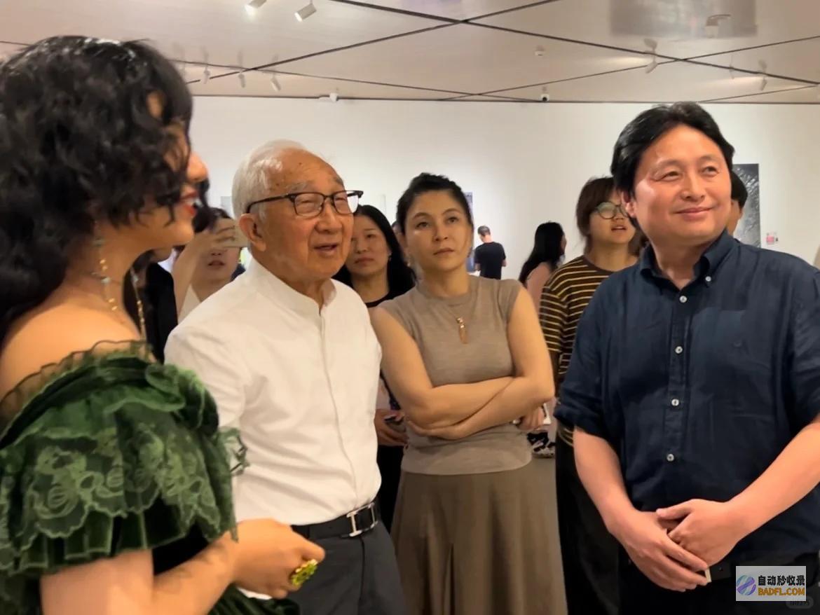 89岁原央美院长携小54岁娇妻看展精气神好