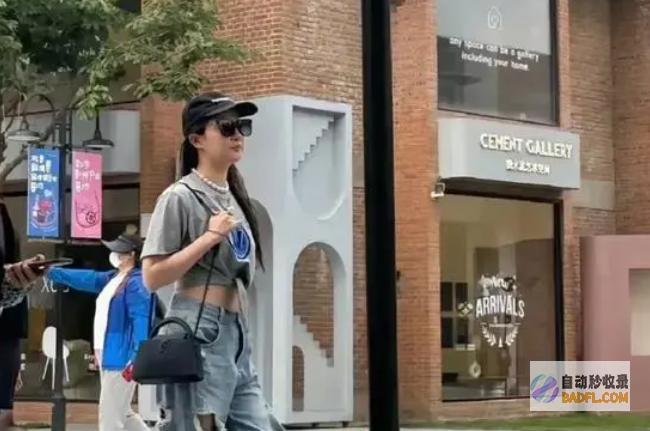 我心里平衡了刘亦菲小露香肩装扮时兴逛珠宝店被