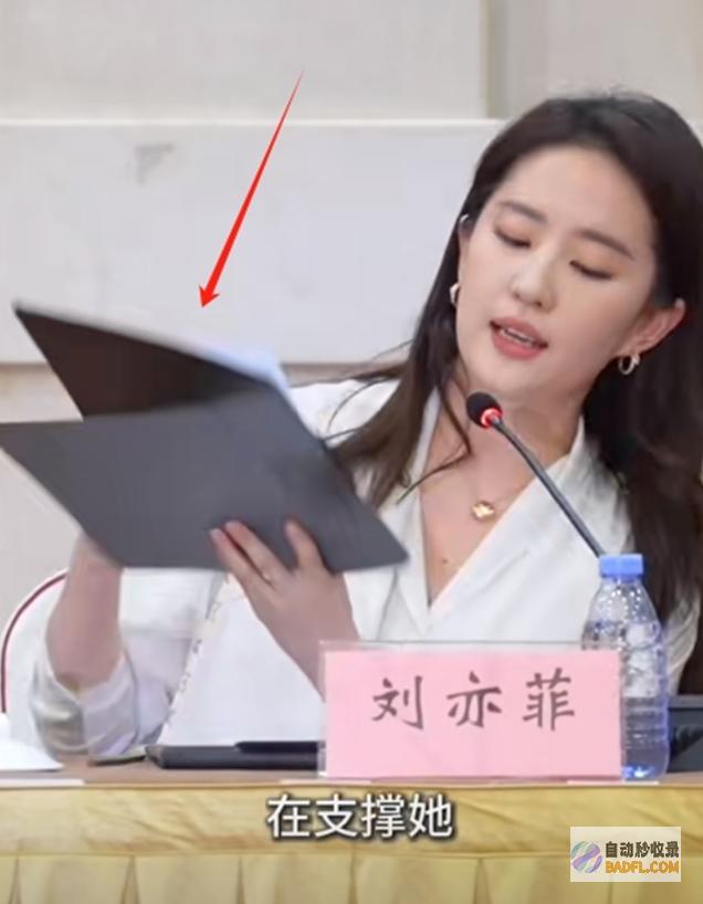 一举一动超像父亲安少康刘亦菲现身央视座谈会下