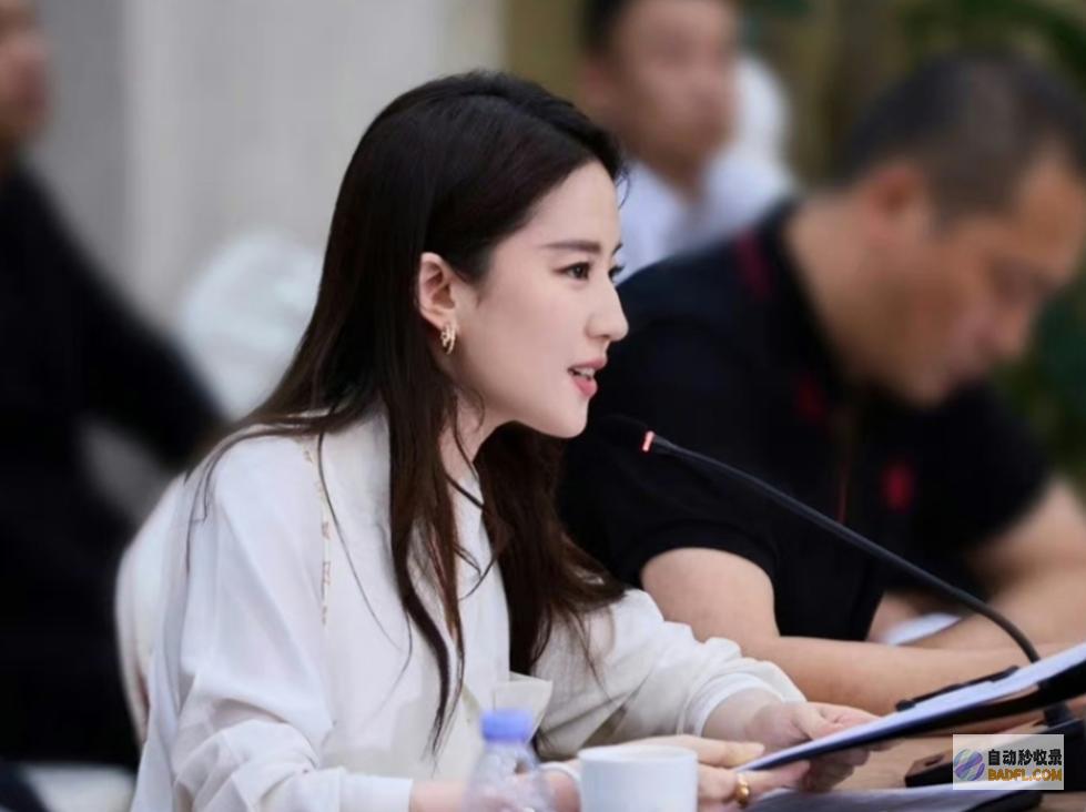 一举一动超像父亲安少康刘亦菲现身央视座谈会下