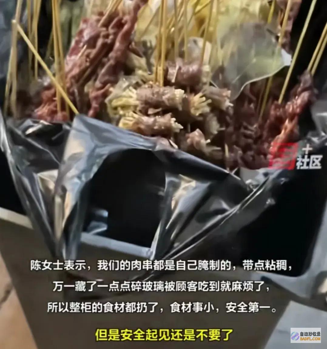 男性开冰箱拿串串一推玻璃就爆裂食材都扔了老板