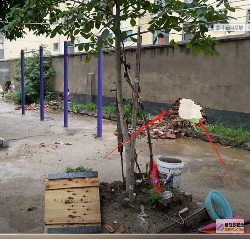造成车辆被淹评论炸锅无私一业主砸墙向隔壁