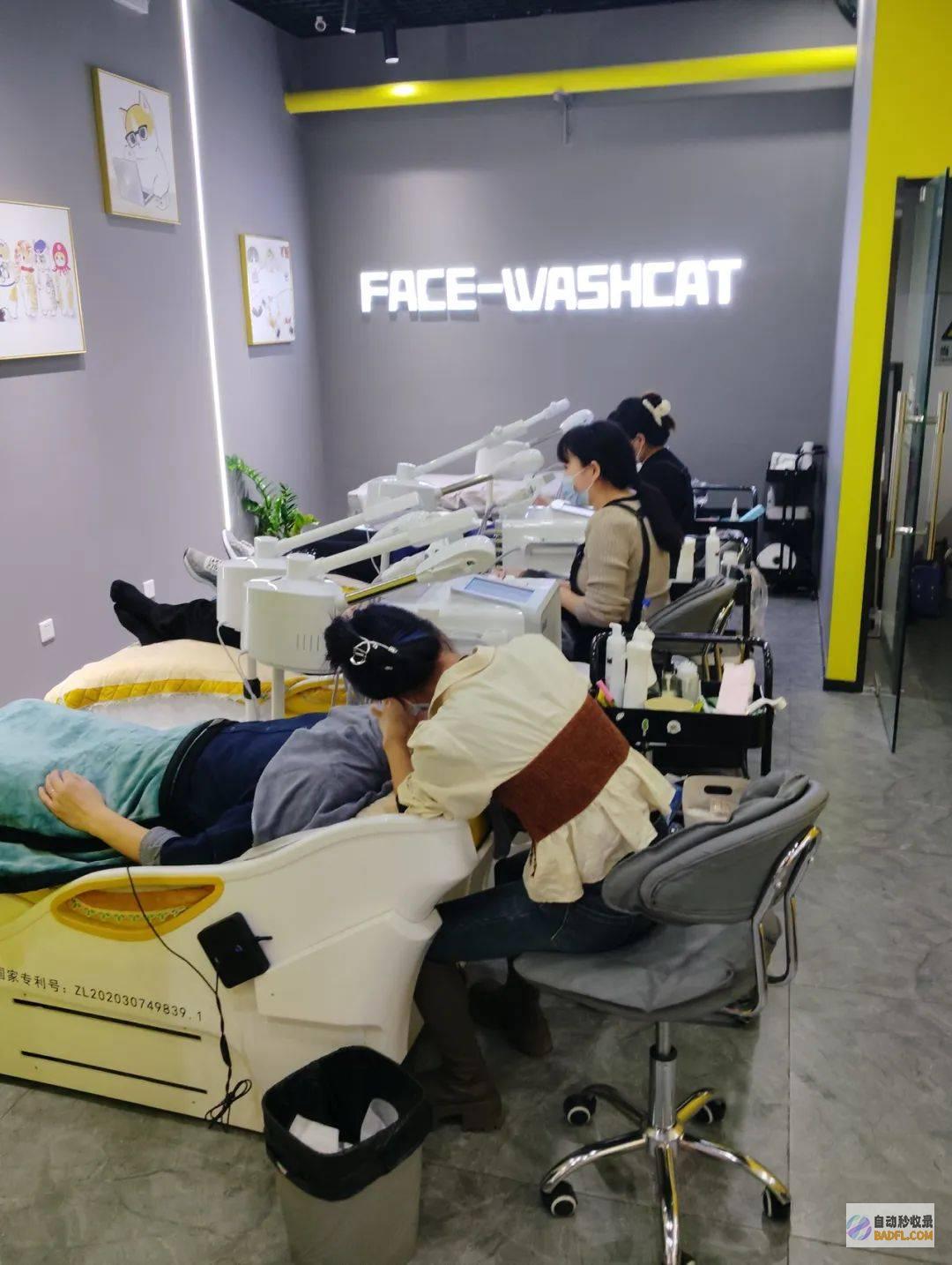 男性在商场当众被生疏醉汉打进急救室!打人者 花钱玩你们都可以 (男性在商场当保安好吗)